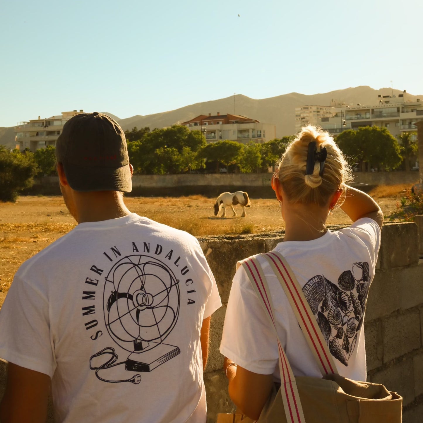 Camiseta unisex B&W - Estampado trasero